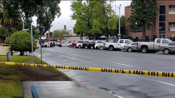 La calle de Fresno donde ha ocurrido el tiroreo, cortada por la Policía.