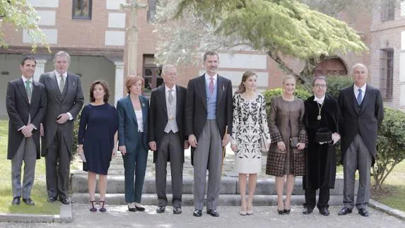 Los Reyes, Eduardo Mendoza y representantes políticos en la Universidad de Alcalá de Henares.