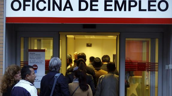 Numerosas personas esperando entrar en una oficina de Empleo en Madrid. 