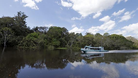 Una lancha turística navega por aguas del río Amazonas. 