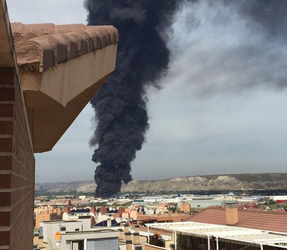 Humareda provocada por las explosiones en Arganda del Rey.