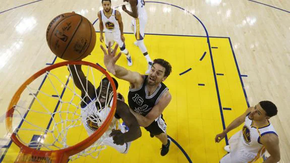 Pau Gasol, ante los Warriors. 