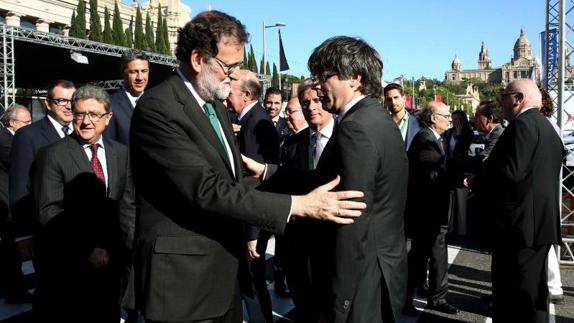 Rajoy y Puigdemont, en el salón del automóvil de Barcelona.