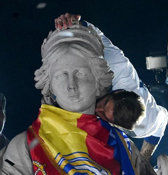 Manuela Carmena, junto a Sergio Ramos, en el Ayuntamiento. .