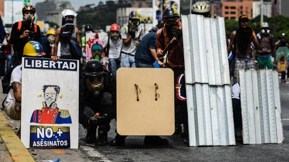 Opositores se manifiestan en Caracas.