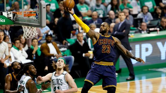 LeBron James contra los Celtics de Boston.