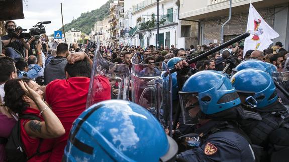 Enfrentamientos entre manifestantes y policías en Taormina.
