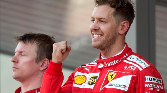 Vettel festeja su victoria, con Räikkönen cariacontecido. 