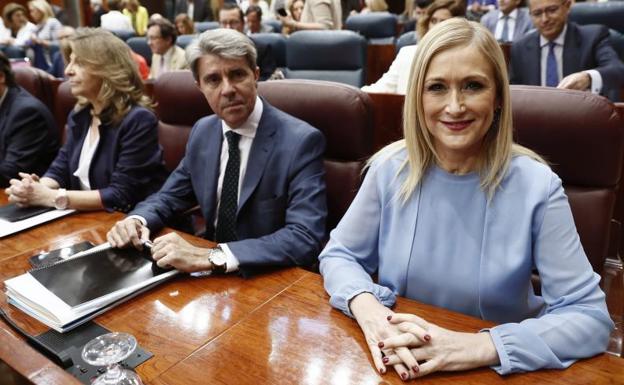 La presidenta de la Comunidad de Madrid, Cristina Cifuentes (d).