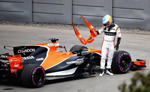 Fernando Alonso se baja de su McLaren-Honda. 