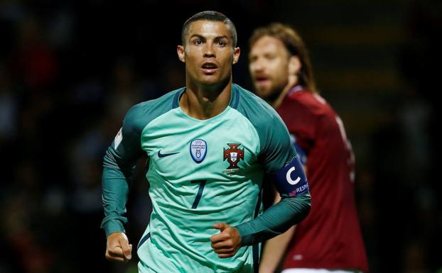 Cristiano celebra un gol con Portugal. 