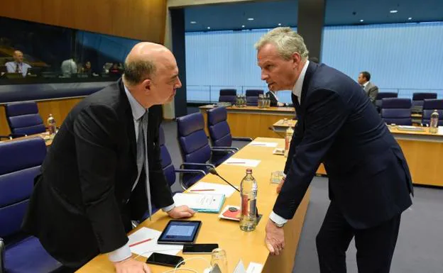 Moscovici habla con Le Maire.