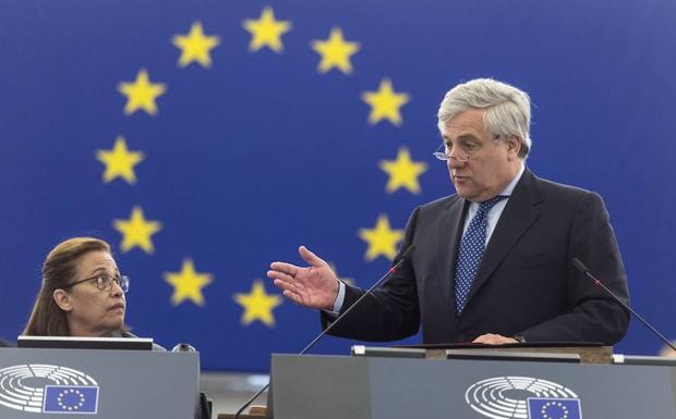 El presidente del Parlamento Europeo, Antonio Tajani (d). 
