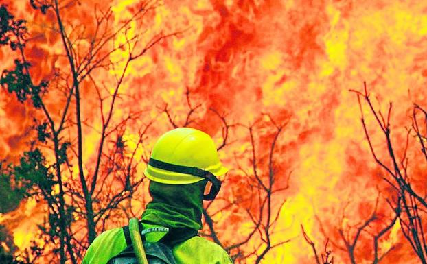 Un bombero se enfrenta a unas llamas colosales.