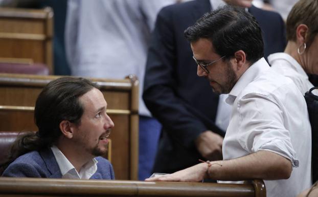 Pablo Iglesias conversa con Alberto Garzón.