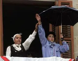 El Celedón Txiki y la Neska Txiki, encarnados por Lydia Barrerio y Ander Viribay, en la balconada del ayuntamiento. /Nuria González