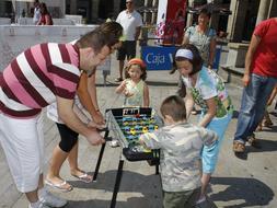 Niños y mayores juegan en la plaza de España./ José Montes
