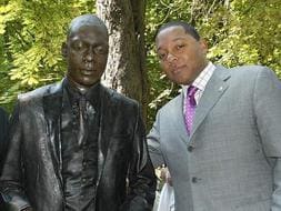 Wynton Marsalis junto a la estatua erigida en el parque de La Florida de Vitoria en el día en que se inauguró. /Javier Mingueza