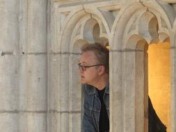 Tim Robbins observa la nave central de la Catedral.