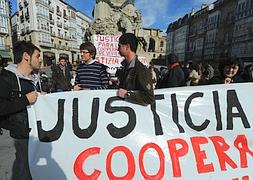 Gorka Urtaran charla con algunos cooperativistas afectados. ::Igor Aizpuru