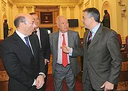De Andrés se dirige al ministro García-Margallo en presencia de Zurita y Urquijo. / Iosu Onandia