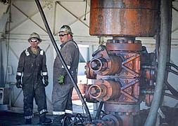 Dos obreros, en un sondeo de fracking en Pensilvania, Estados Unidos / AFP