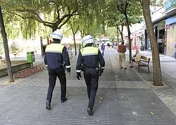 Dos agentes de Policía Local patrullan por un barrio de Vitoria. / I. Aizpuru