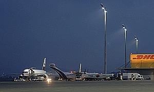 Varios aviones permanecen estacionados junto a la terminal de carga de DHL, en Foronda. /Quintas