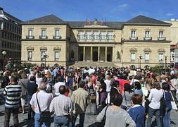 Protesta en julio de los funcionarios forales en contra de los recortes. / I.Aizpuru