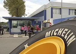 Operarios en un cambio de turno en la planta vitoriana de Michelin. / R. Gutiérrez