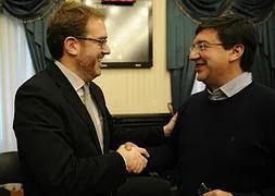 El síndico, Martín Garziandia, es felicitado por el concejal socialista Patxi Lazcoz. / I. Onandia