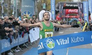 Iván Fernández, con gesto de sufrimiento, al cruzar la meta el primer lugar. / J. Andrade