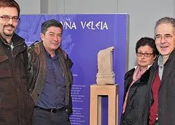 Los expertos de Iruña-Veleia, junto al altar descubierto. ::B. Castillo