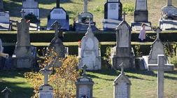 Liberan a una anciana que se quedó encerrada en el cementerio de Vitoria
