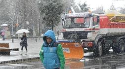 Un quitanieves en la calle Prado. / Iosu Onandia