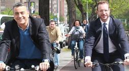 De Andrés y Maroto con bicicletas y sin casco, por Vitoria. / B. Castillo