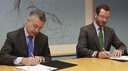 Maroto y Urkullu tras firmar el documento del convenio. / Rafa Gutiérrez