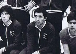 Carlos Salinas, con el número 9, en 1975.