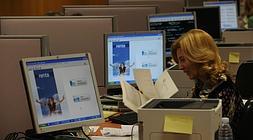 Una funcionaria revisa documentos durante la campaña de la renta de 2010. / Rafa Gutiérrez