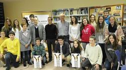 Responsables y alumnos de la ikastola, este jueves. /Iosu Onandia