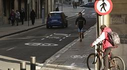 La acera, convertida en carril bici, y la señal que prohíbe el paso de peatones. / R. Gutiérrez