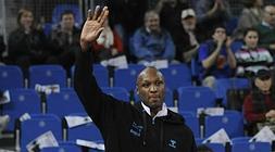 Odom saluda a la afición baskonista. /Igor Aizpuru