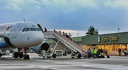 Un grupo de turistas se monta en un avión en el aeropuerto de Foronda/ I. O.