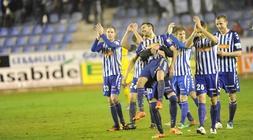 Los jugadores del Alavés agradecen el apoyo de la afición./ Igor Aizpuru