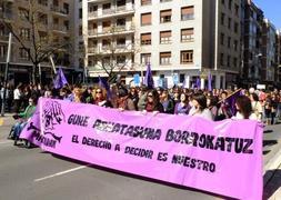 Cientos de personas en la marcha del Día de la Mujer. /Jesús Andrade