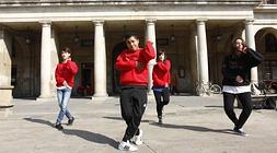 Los chicos de Oreka Dance bailan en la Plaza de España./ J. Andrade