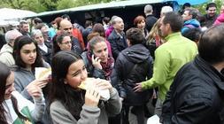 Miles de alaveses disfrutaron del 1 de mayo en Estibaliz. /Blanca Castillo