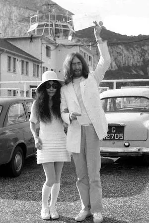 Yoko Ono y John Lennon, el día de su boda.