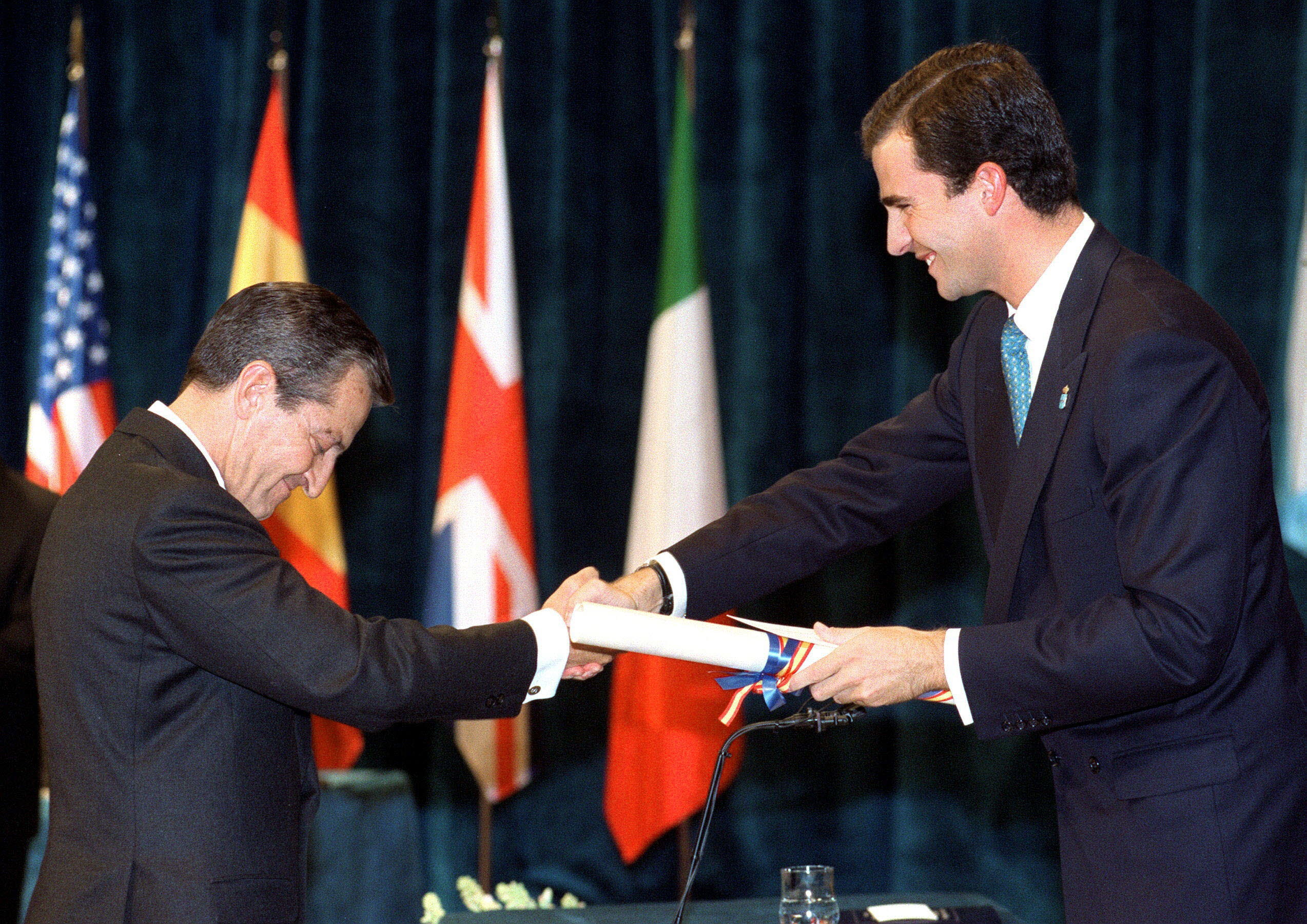 Adolfo Suárez recibe de manos de Don Felipe el premio Príncipe de Asturias de la Concordia