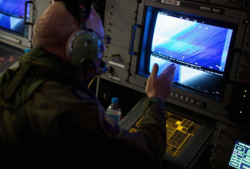 Un soldado sigue la búsqueda desde su radar. 